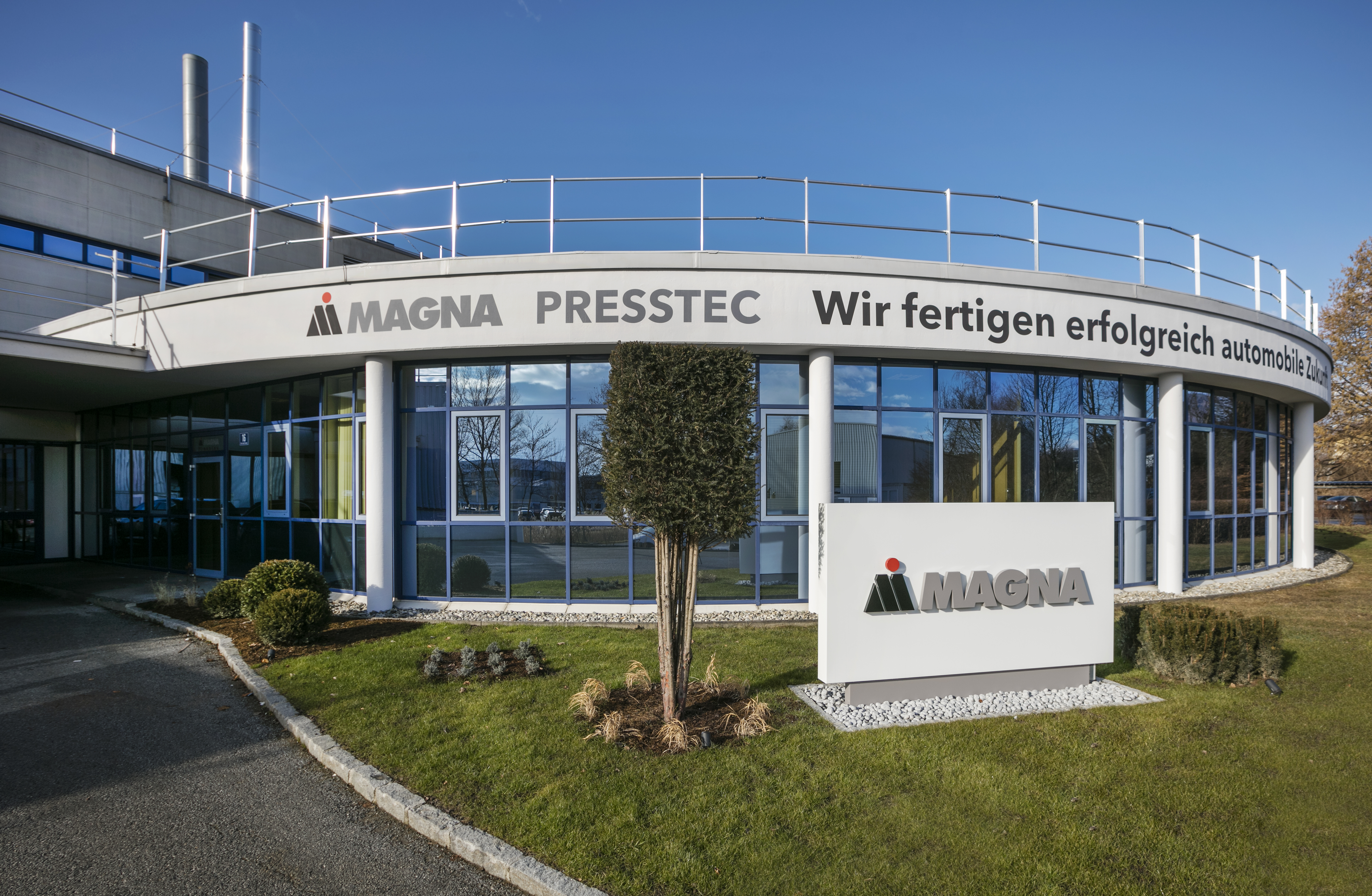 Haupteingang des Magna Presstec Standortes in Weiz