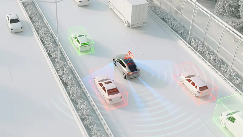 Auto mit Assistenzsystemen erkennt Fahrzeuge auf der Autobahn