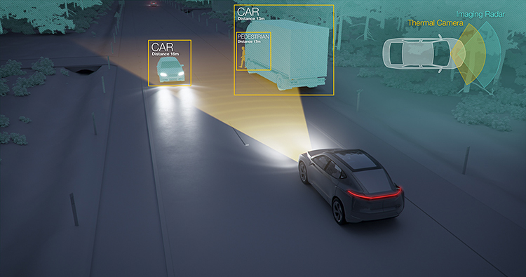 Auto mit Nachtsichtsystem erkennt Fahrzeuge und Fußgänger mithilfe von Radar und Thermalkamera. Auto mit Nachtsichtsystem erkennt Fahrzeuge und Fußgänger mithilfe von Radar und Thermalkamera.