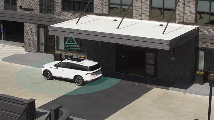 白色SUV停在建筑入口处，车辆传感器监测周围环境